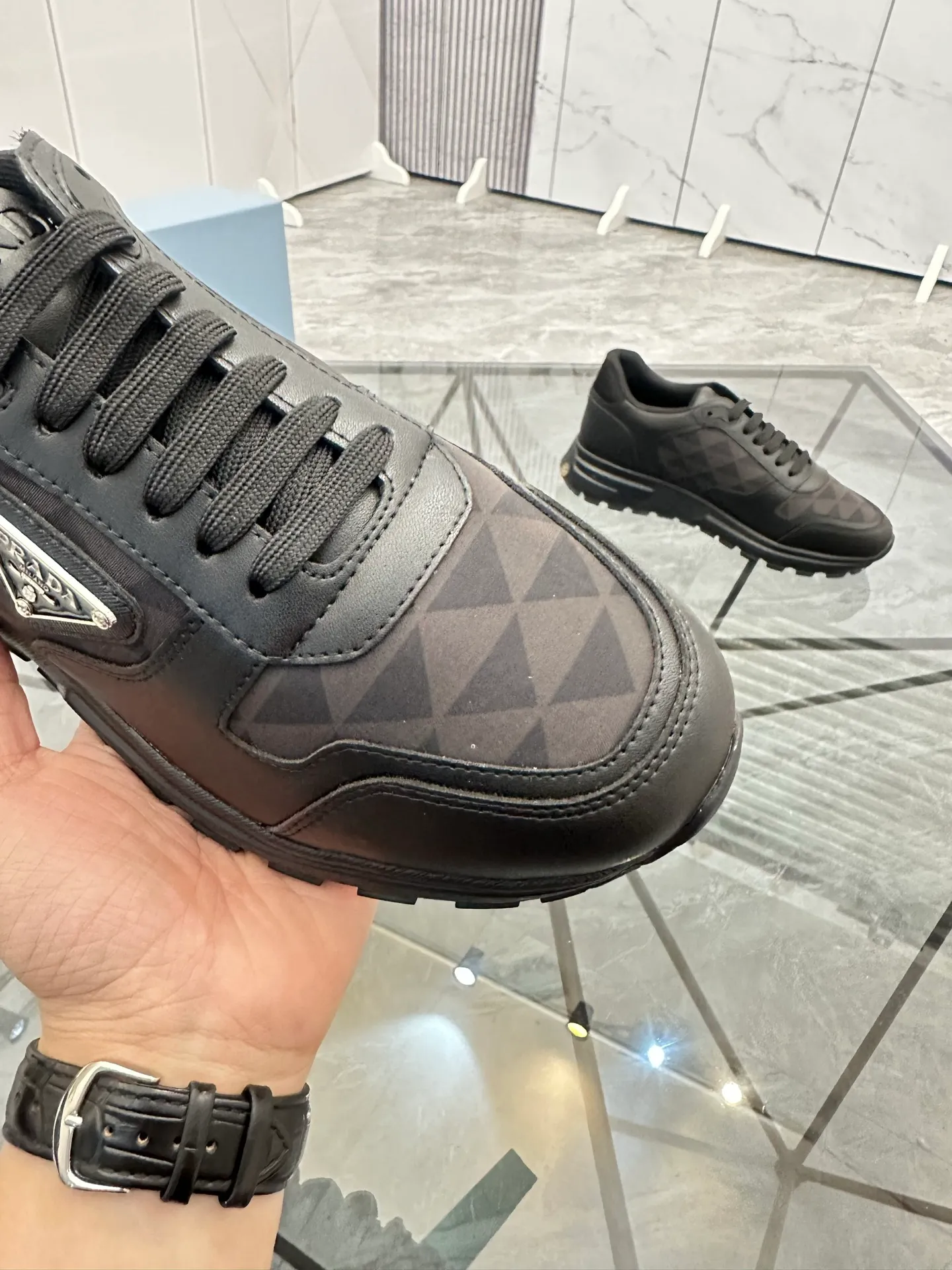 Men's shoes: 💰P440¥ Product trademark: Prada *"Prada*" low-top casual shoes Regular size: 38-44 (can be customized to 45.46) Product materials: imported cowhide upper, sheepskin lining, original outsole. Number: 835